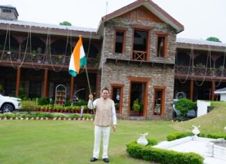 मुख्यमंत्री धामी ने मुख्यमंत्री आवास पर तिरंगा लगाकर दिया ‘हर घर तिरंगा’ का संदेश